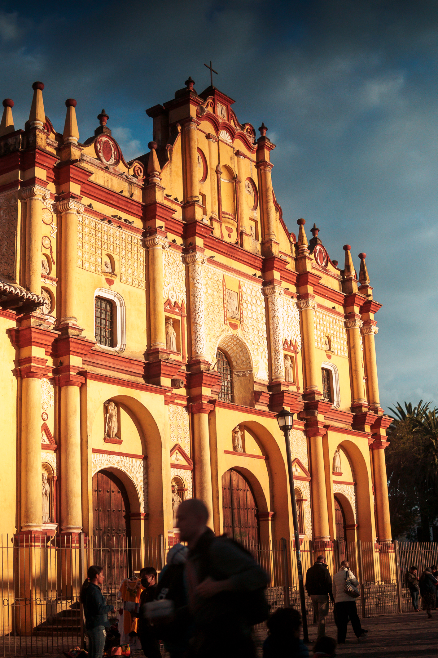 Catedral de San Cristóbal de las Casas bañada en luz dorada